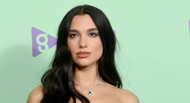 Fotó: Dua Lipa bugyit villantott a szilveszteri partin