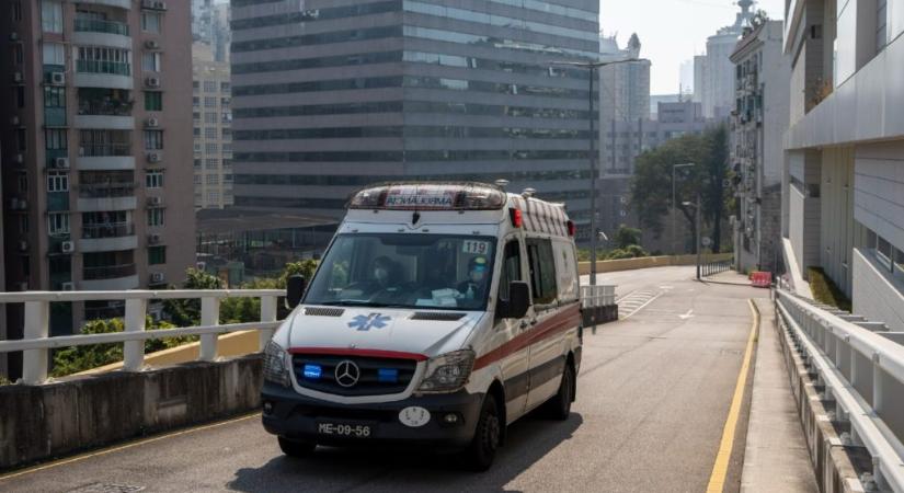 Mentősnek képzik át a buszsofőröket Kínában a sok covid-fertőzött miatt