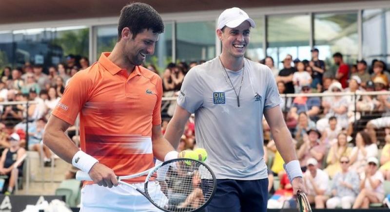 Novak Djokovic győzelme a kovidizmus felett – Szakács Árpád írása a kitartás értelméről