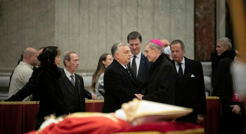 Lerótta tiszteletét XVI. Benedek emeritus pápa előtt Orbán Viktor és felesége