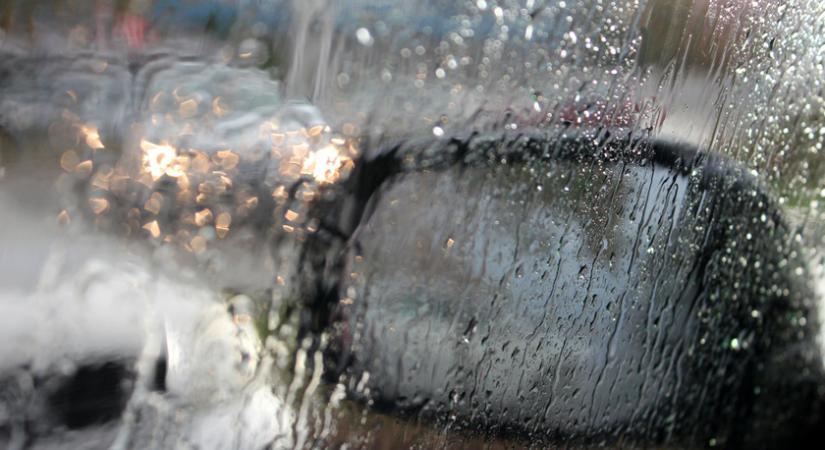 Mi a teendő, ha vezetés közben ér az ónos eső? Kulcsfontosságú, hogyan lassítasz