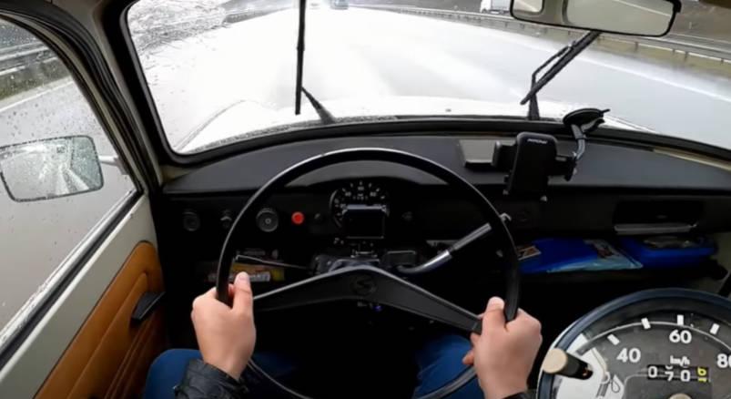 Időutazás padlógázon: ezt tudja egy kétütemű Trabant az autópályán