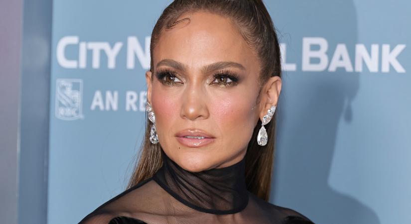 Az 53 éves Jennifer Lopez így óvja és sminkeli gyönyörű bőrét: sokat finomodott a kontúrozási technikája