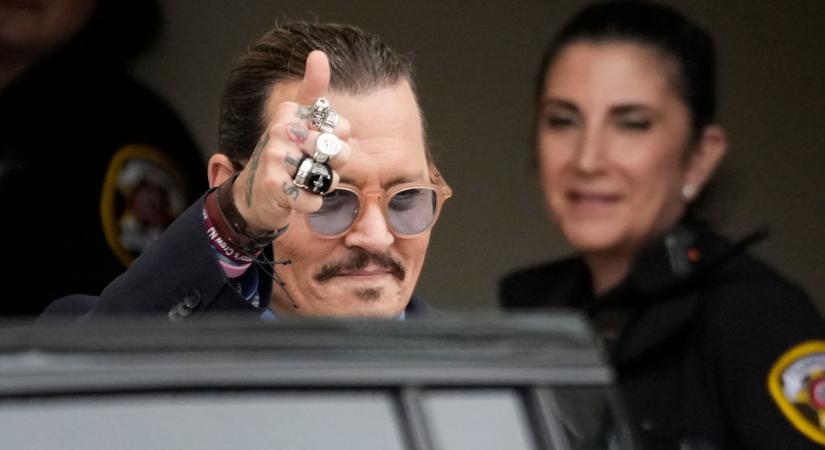 Itt van az első fotó Johnny Depp új, XV. Lajosról szóló filmjéről