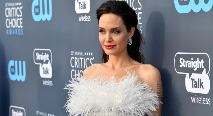 Angelina Jolie összejött egy 21 évvel fiatalabb hírességgel?