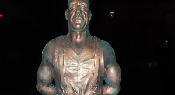 Szobrot kapott a Rammstein frontembere, amit elloptak órákon belül