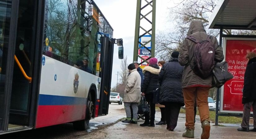 Feszült a buszmegállói légkör a ritka járatok miatt Fehérváron