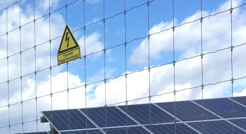 Nem várt gyorsasággal esett lélektani határ alá a napelem alapanyagának ára