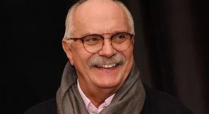 Élet és halál között: a legendás, Oscar-díjas orosz filmrendező, Nyikita Mihalkov mérgezéses tünetekkel került az intenzív osztályra
