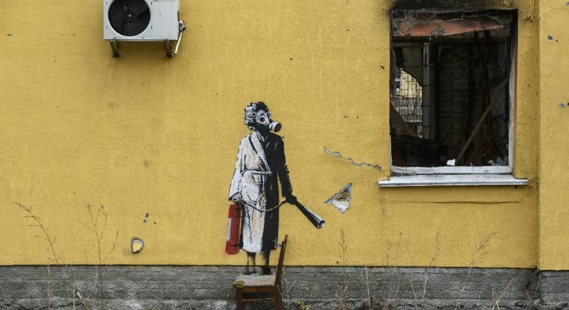 12 évet kaphat a kijevi önkéntes, aki úgy vélte, nála jobb helyen lesz a Banksy-graffiti, mint a hosztomeli romház falán