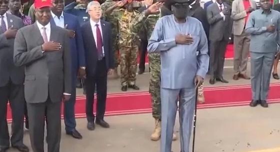 Újságírókat vettek őrizetbe a dél-szudáni elnök bevizelős videója miatt