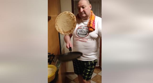Németh Szilárd tud palacsintát sütni, és erre most már bizonyíték is van
