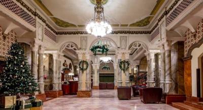 Rászorulóknak ajándékozzák Pécs ikonikus szállodájának berendezését