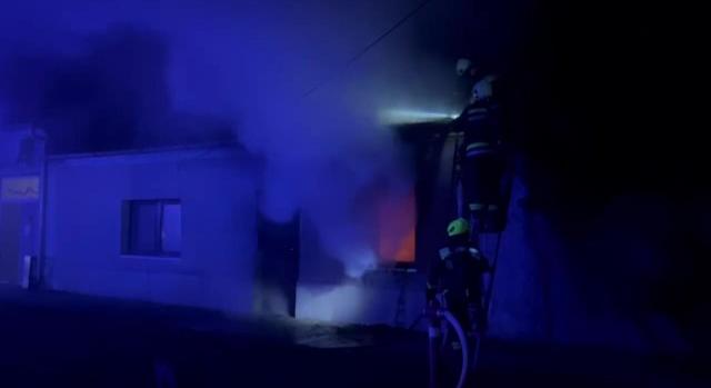 Súlyos füstmérgezéssel és égési sérülésekkel szállítottak kórházba egy idős férfit, miután tűz ütött ki otthonában