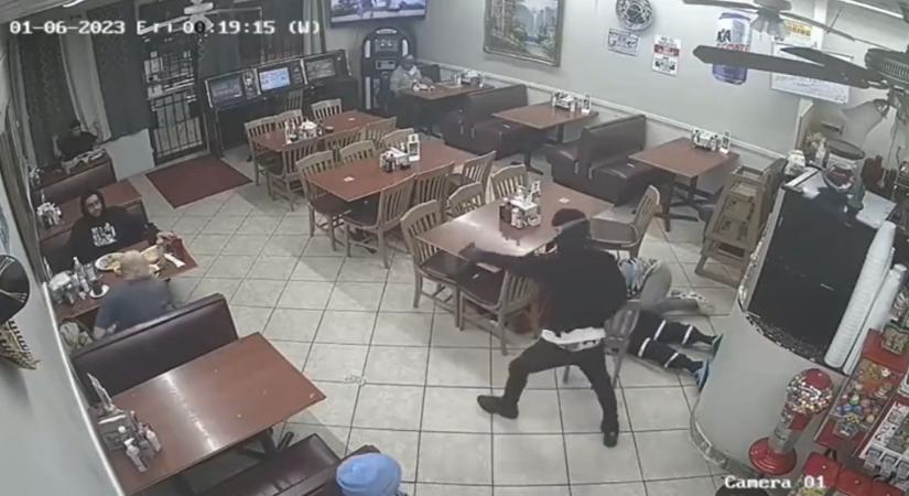 Játékpisztollyal akart kirabolni egy éttermet, az egyik vendég agyonlőtte a rablót