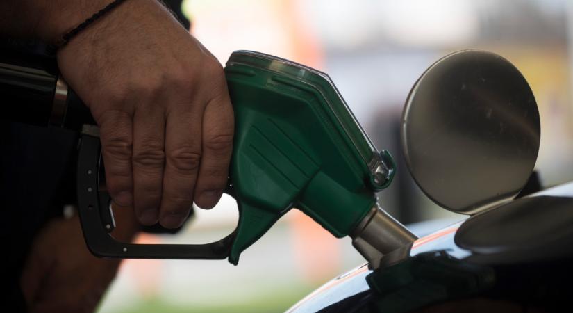 Jókora áresés a magyar benzinkutakon: erre vártak az autósok, megéri várni a tankolással