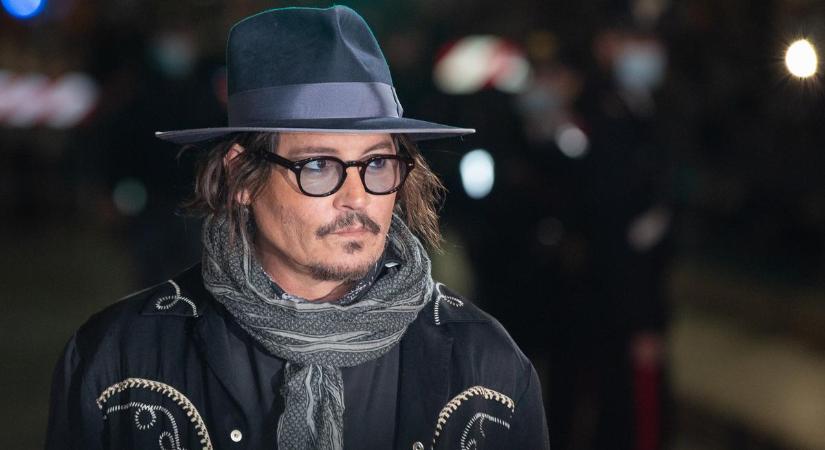 Megérkeztek az első képek Johnny Depp történelmi drámájáról: így néz ki XV. Lajosnak öltözve - fotók