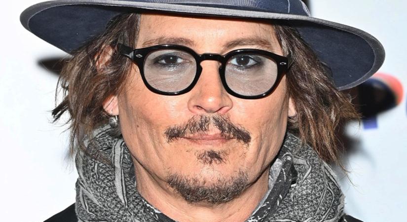 Megérkeztek az első képek Johnny Depp történelmi drámájából!
