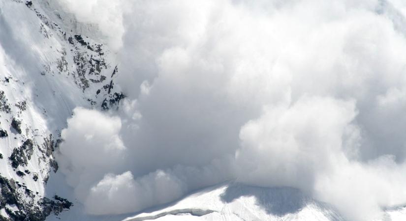 Lavina sodort el több síelőt a francia Alpokban