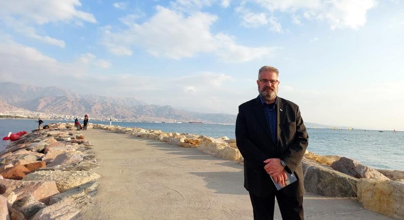 Dániel Péter mólóra állt Eilatban: A korrupt orbáni diktatúra reménytelensége immár csak halvány emlék