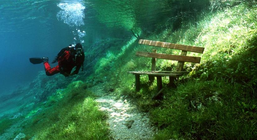 Víz alatti csoda – láttál már búvárt padon ülni egy erdőben? Vagy átkelni egy hídon? Ausztriában évente többször is megtörténik
