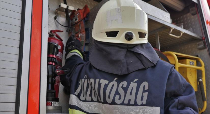 Gőzerővel dolgoznak a tűzoltók Devecserben