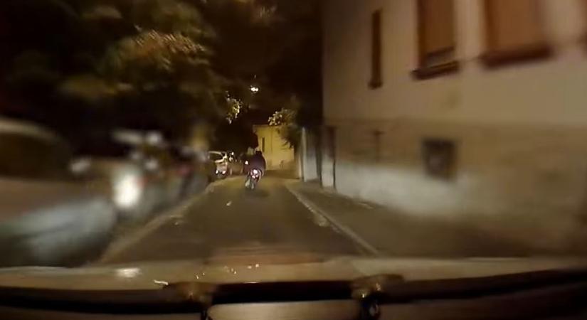 Videón, ahogy egy férfi részegen, motorral menekül a rendőrök elől Pécs bevárosában