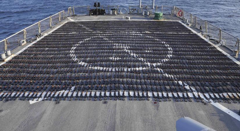 Több ezer Kalasnyikovot foglalt le az amerikai haditengerészet egy Jemenbe tartó halászhajón