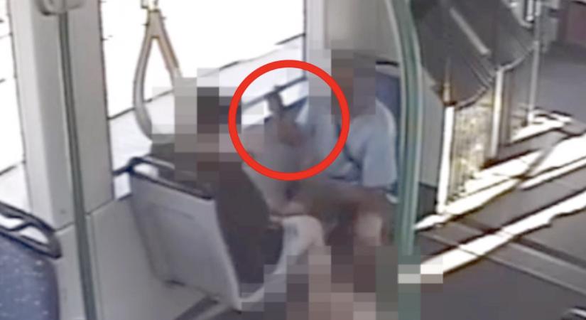 Késsel fenyegetve kiraboltak egy nőt a 6-os villamoson