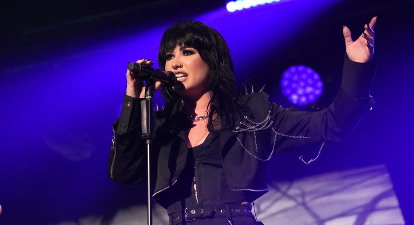 Kitiltották Demi Lovato új albumának borítóját az angol közterekről, mert sértette a keresztényeket