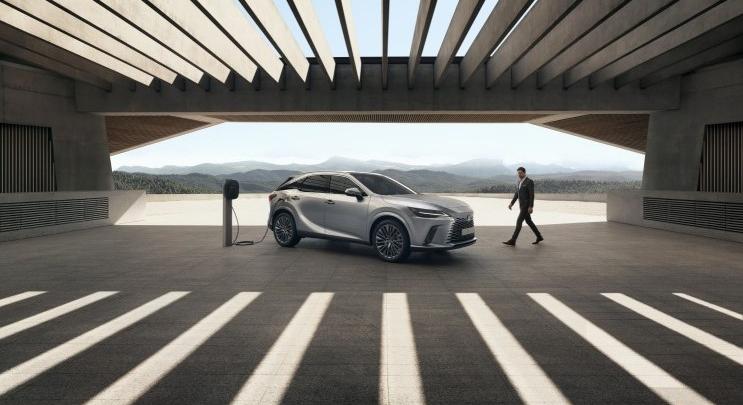Mini akciófilmmel reklámozza a Lexus a vadonatúj RX turbófelöltöltéses hibrid kivitelét