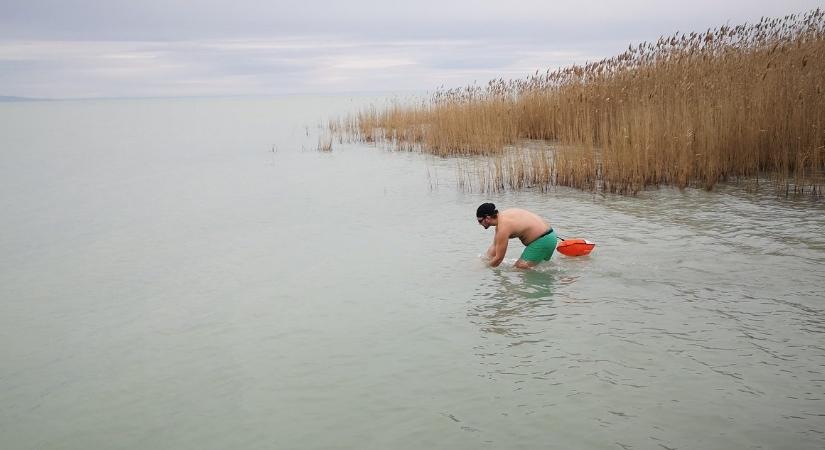 Márciusban újra megrendezik a téli Balaton-átúszást