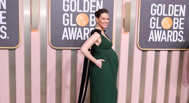 "Imádok terhesnek lenni" - óriási pocakkal vonult a 48 éves Hilary Swank a Golden Globe szőnyegén