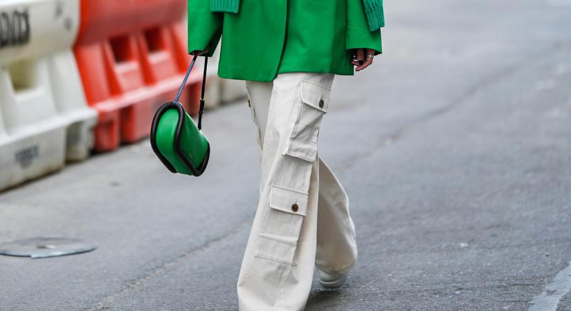 Új fényben az év trendje, a vagány zsebes nadrág: nőies darabokkal is kombinálhatod
