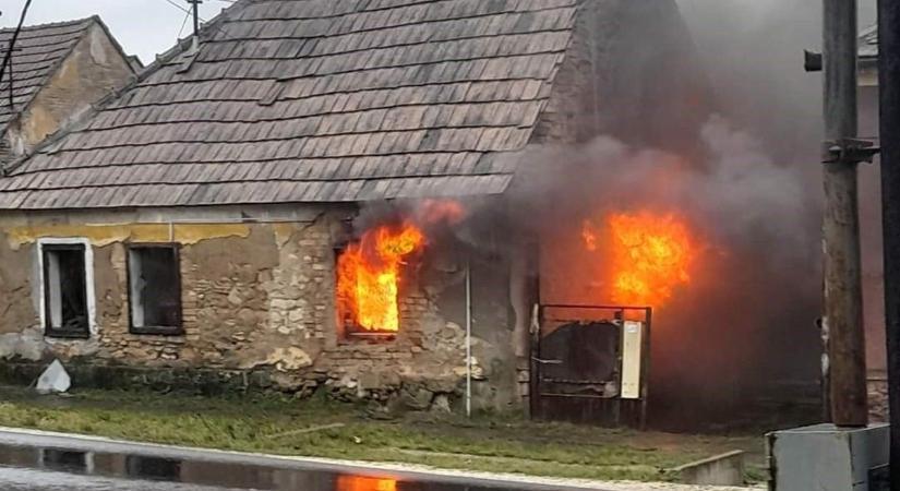 Letartóztatták a devecseri férfit, aki felgyújtotta a saját házát