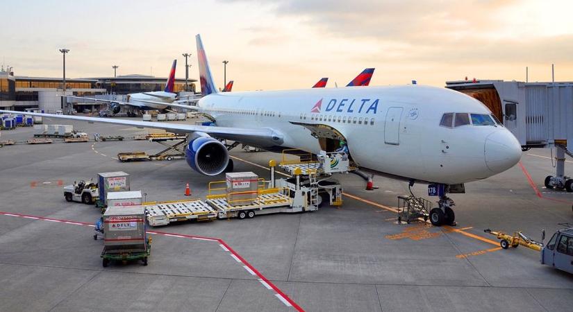 Alacsonyan repül a Delta Airlines, bár visszatértek az utasok