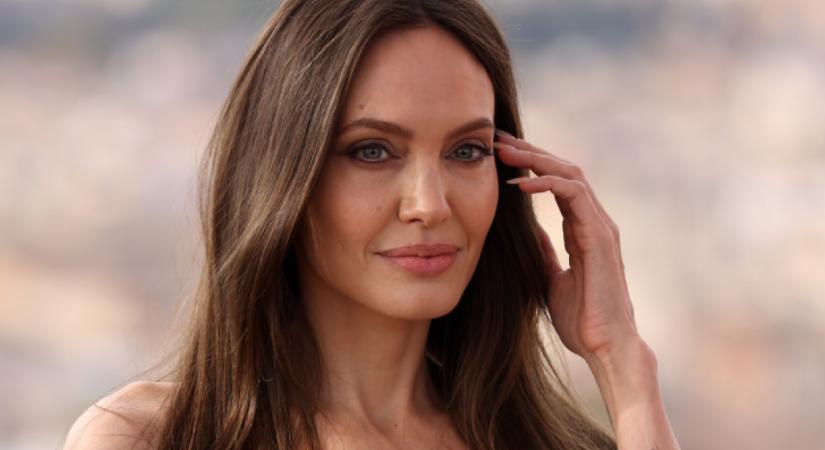 Angelina Jolie újraalkotta az egyik legikonikusabb szettjét: sokkal szebb volt most, mint 26 éve