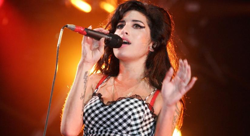 Megérkezett az első hivatalos kép az Amy Winehouse-film főszereplőjéről, aki félelmetesen hasonlít az énekesnőre sminkben és jelmezben