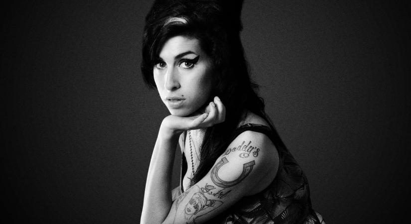 Kísérteties hasonlóság: Itt az első hivatalos fotó az Amy Winehouse-filmből