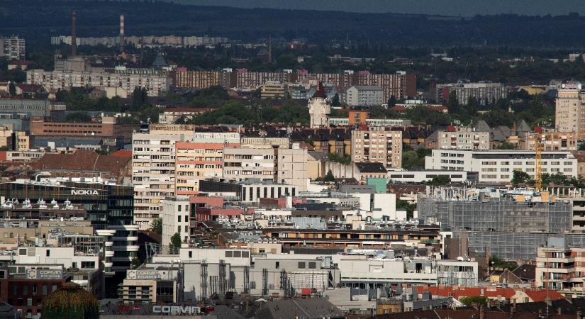 Hiába omlik szinte szó szerint a bérlők fejére az önkormányzati lakásuk, éveket kell várniuk a cserére Józsefvárosban