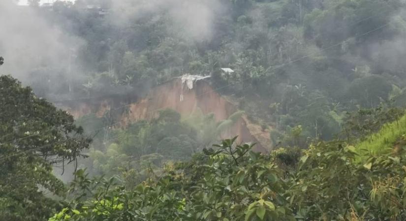 Irdatlan nagy földcsuszamlás volt Kolumbiában, 64 házat sodort el