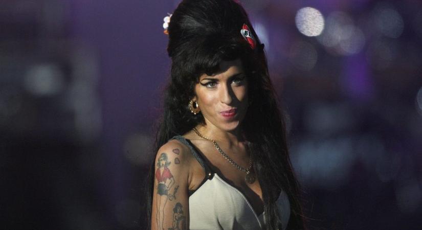 Hátborzongató a hasonlóság Amy Winehouse és az őt alakító színész között