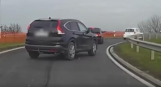 Civil autósok miatt tudták elkapni ezeket a szabálytalankodókat - videó