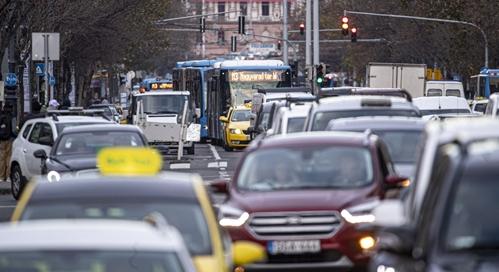 Nemhogy csökkent, nőtt a forgalom Budapesten a hatósági üzemanyagár után