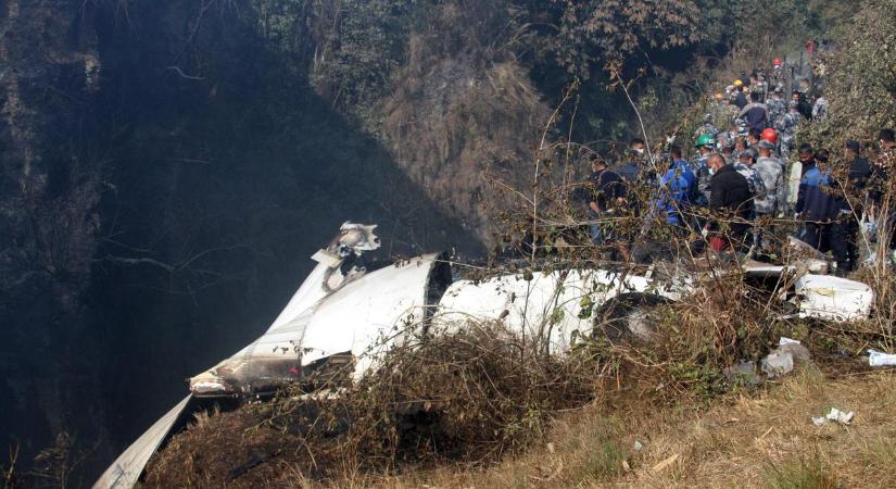 Hátborzongató felvétel a lezuhant nepáli utasszállítóról: a légikatasztrófa utolsó pillanatait az utas élőben közvetítette a Facebookon