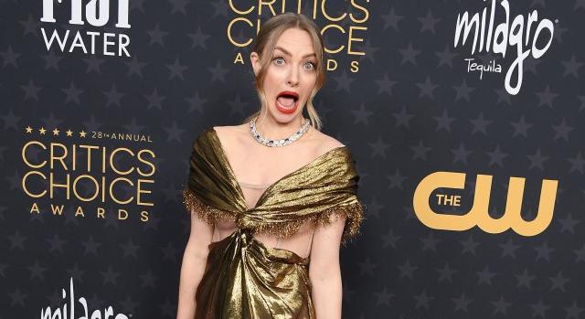 Divatbaki: Amanda Seyfried kis híján hatalmasat villantott a vörös szőnyegen