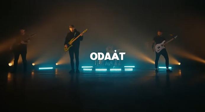 Az AWS zenekar visszatért Siklósi Örs tragikus elvesztése után: legújabb klipjükben bemutatkozik az új frontember – videó