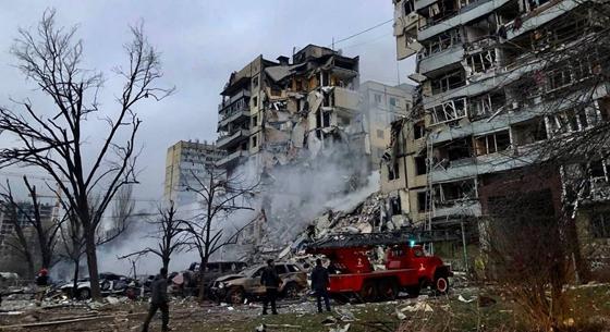 Már 40 halálos áldozatról tudnak a dnyiprói rakétatámadás helyszínén