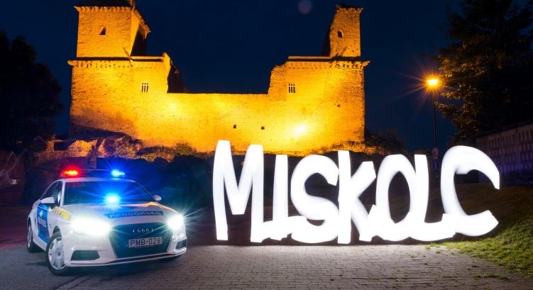Hősies helytállás Miskolcon: két rendőr hozott vissza az életbe egy férfit