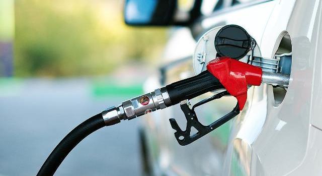 Jó hír az autósoknak, szerdától tovább csökken a benzinár